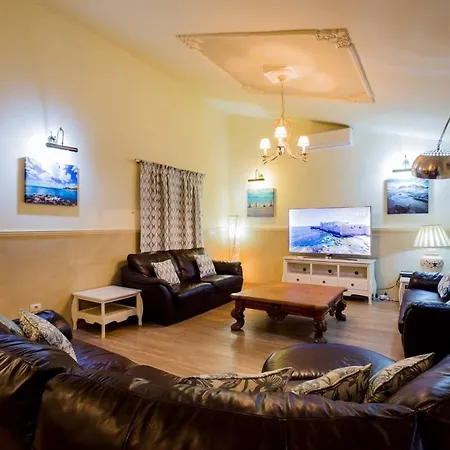 Freesia With Heated Pool And Air Conditionin Villa